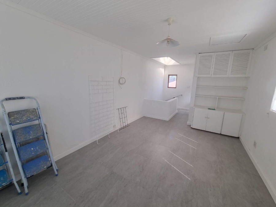 To Let 3 Bedroom Property for Rent in Wynberg Western Cape